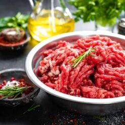 Elektrischer Fleischwolf - 350-400kg/h - 800 Watt 17 Elektrischer Fleischwolf - 350-400kg/h - 800 Watt -Koch Set Haus FWFC350 inuse 2 1984