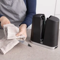 ZWILLING | V-Edge Messerschärfer 19 ZWILLING | V-Edge Messerschärfer -Koch Set Haus VEMZ inuse 1 8606