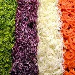 Elektrischer Gemüseschneider - 550 Watt - Inkl. 3 Schneidescheiben 15 Elektrischer Gemüseschneider - 550 Watt - Inkl. 3 Schneidescheiben -Koch Set Haus detail shredded vegetables b819